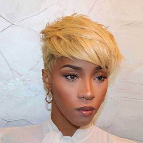 Golden blonde undercut pixie frisur