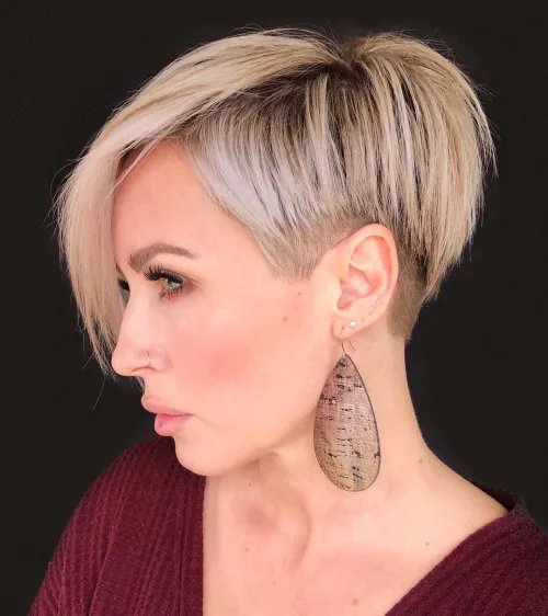 8. Blonder Undercut mit Schattenwurzeln