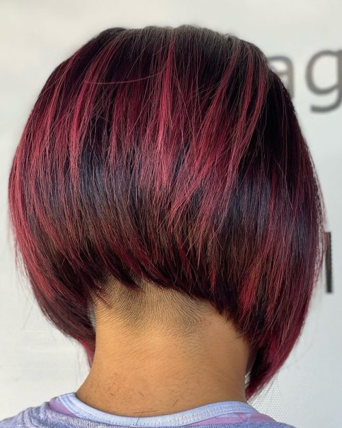 27. Undercut Bob mit hellen Strähnchen