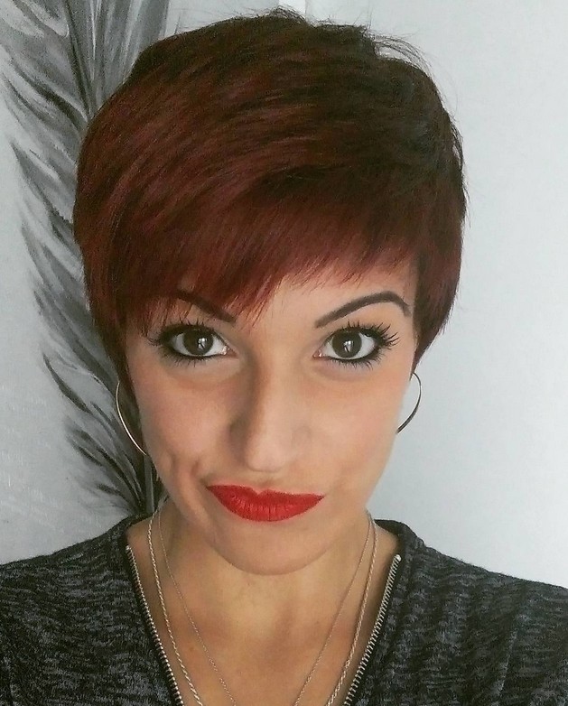 Frisuren mit Textur, pixieähnliche Frisuren und ein langer, gefiederter Pony, der mit der Farbe von Paprika verziert ist