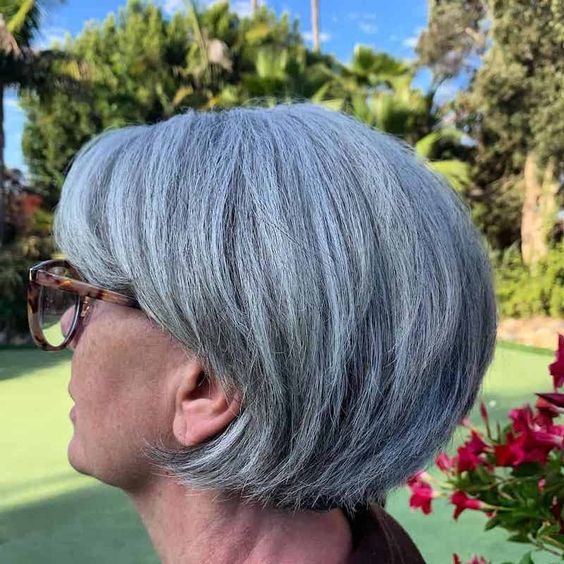 Kurze graue Frisuren ab 60: Stilvoll und selbstbewusst