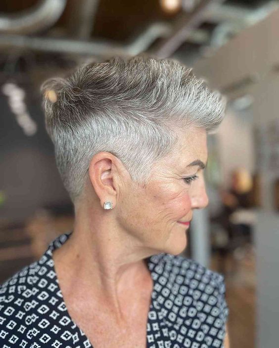 Spiky Haarschnitt für glattes Haar: Sleek und sharp im Jahr 2024
