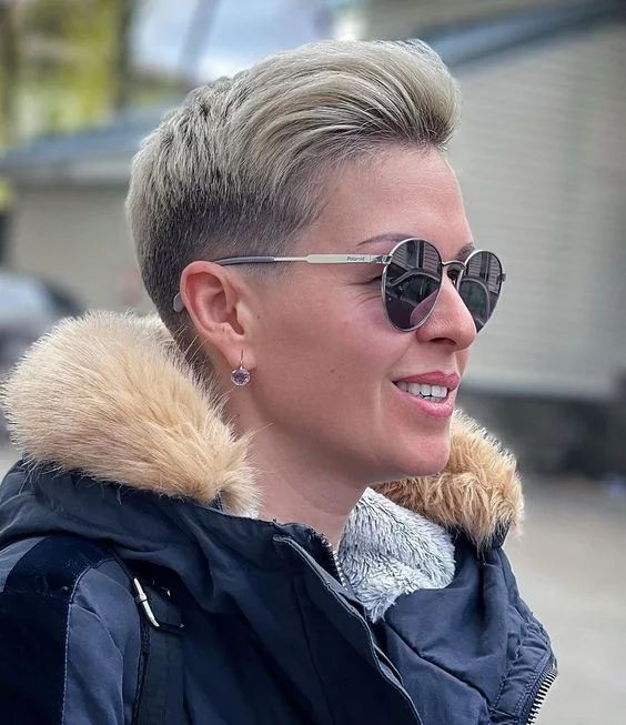 20 Einzigartige und Stilvolle Undercut Kurzhaarfrisuren für Frauen