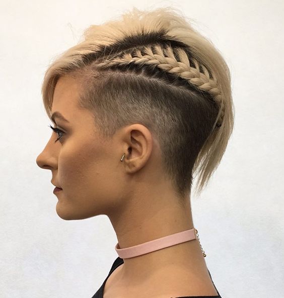 24 Süßeste Flechtfrisuren für kurze Haare & Undercuts