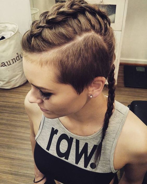 24 Süßeste Flechtfrisuren für kurze Haare & Undercuts
