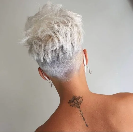 20 Einzigartige und Stilvolle Undercut Kurzhaarfrisuren für Frauen