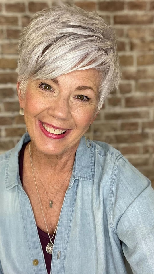 Texturierte Pixie-Frisuren: Inspirierende Ideen für Frauen über 50, um jugendlich und attraktiv auszusehen