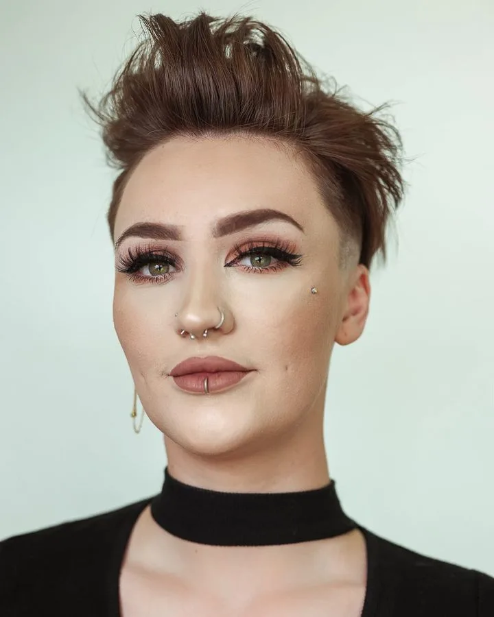 25 kurze, abgehackte Haarschnitte, die 2025 im Trend liegen