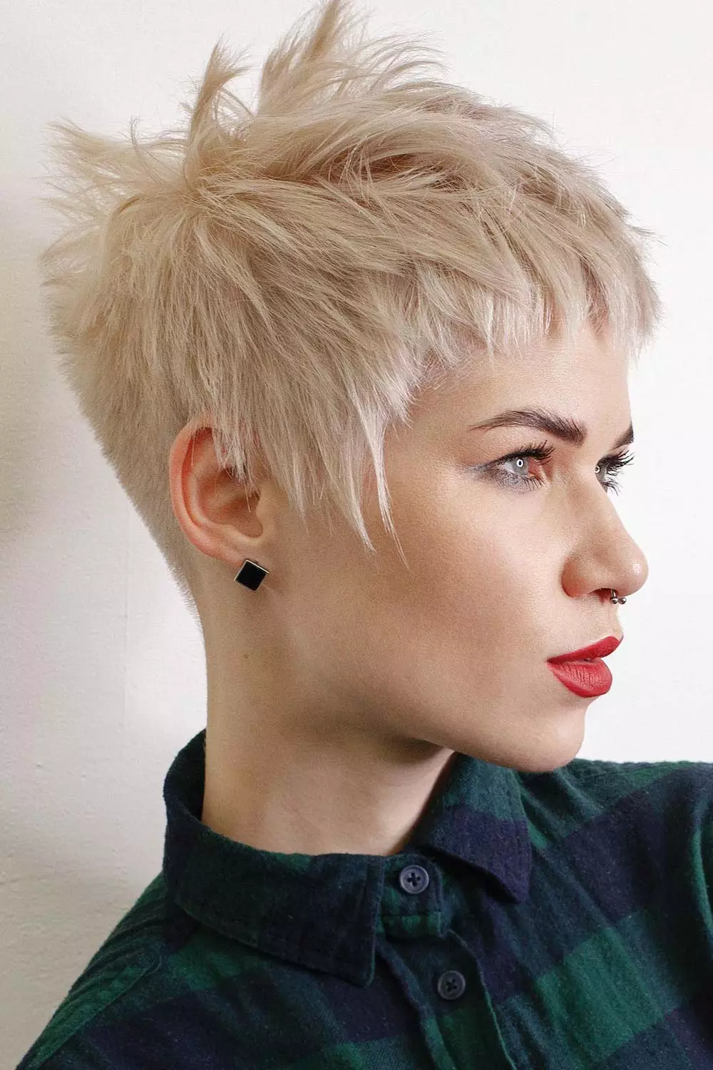 Neue Frisuren und Haarfarben ausprobieren: Ein Leitfaden für frische Looks