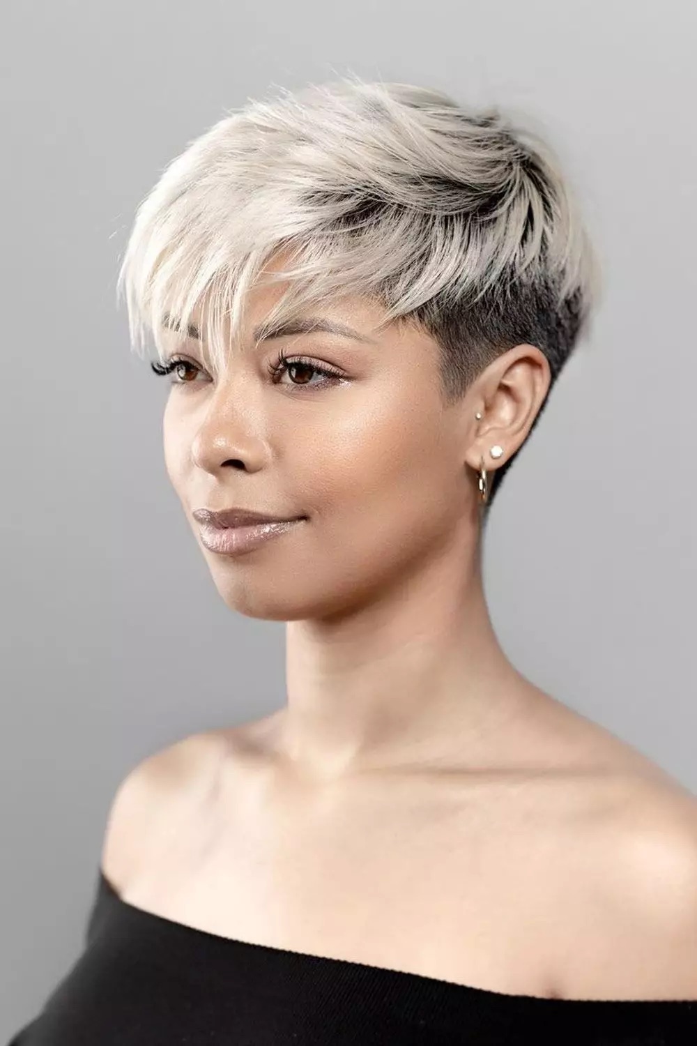 Wie man eine Undercut-Frisur für Frauen kreiert und stylt