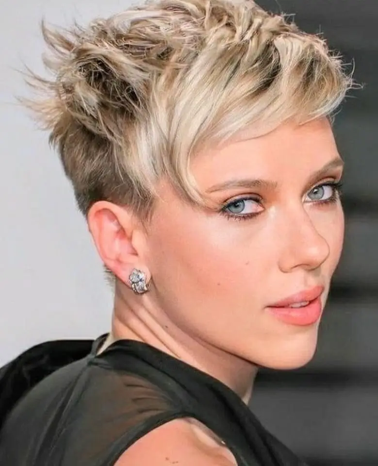 Wie man eine Undercut-Frisur für Frauen kreiert und stylt
