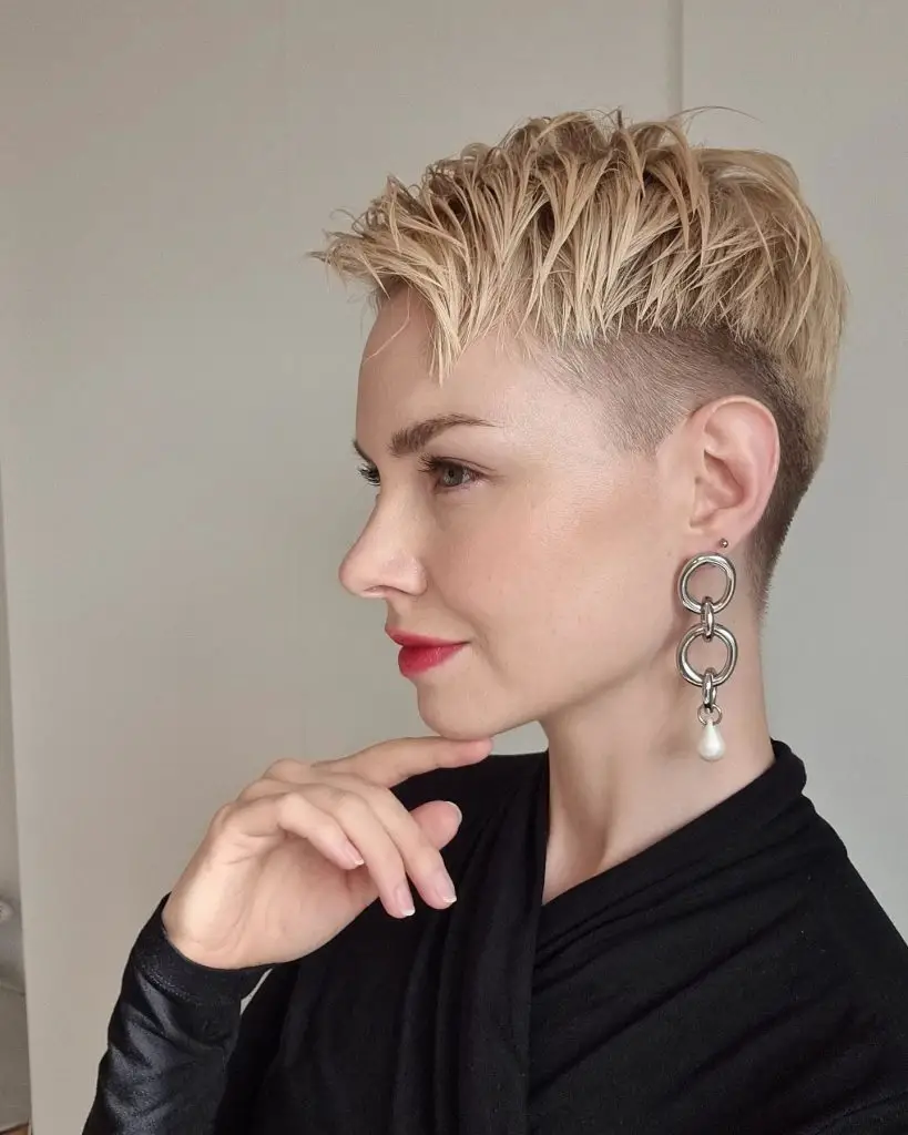 Wie man eine Undercut-Frisur für Frauen kreiert und stylt