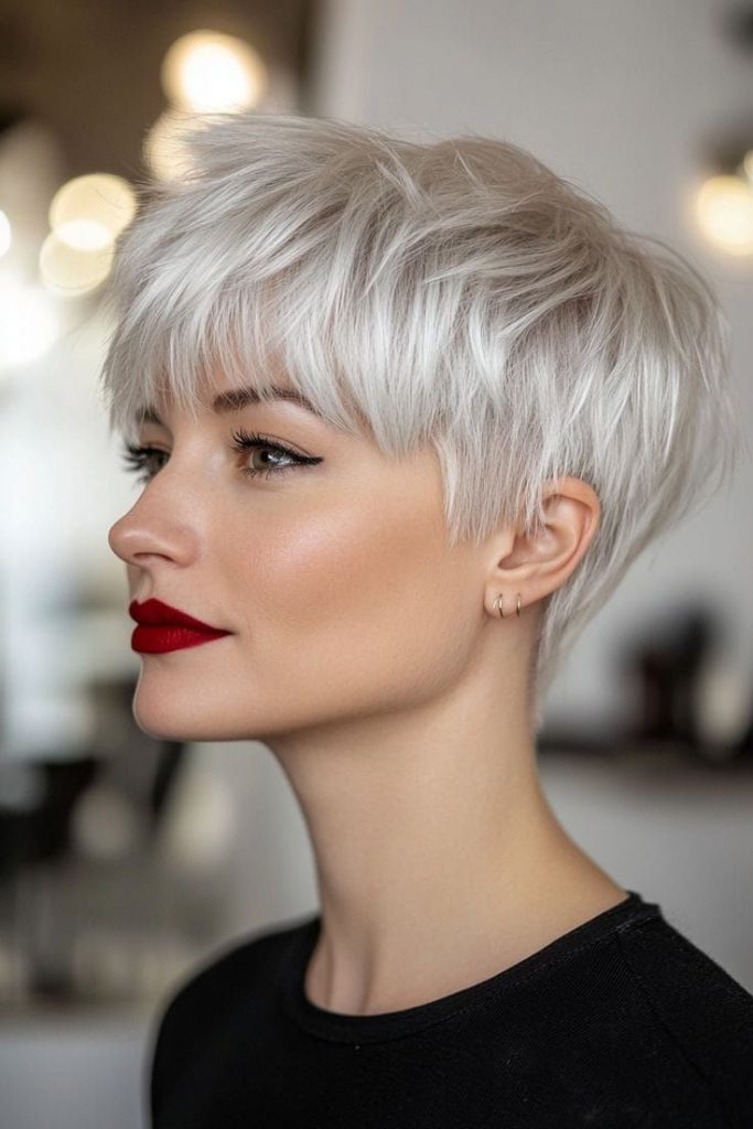 25 kurze Pixie-Haarschnitte 2025: Trends für Frauen mit feinem, dickem, glattem oder lockigem Haar