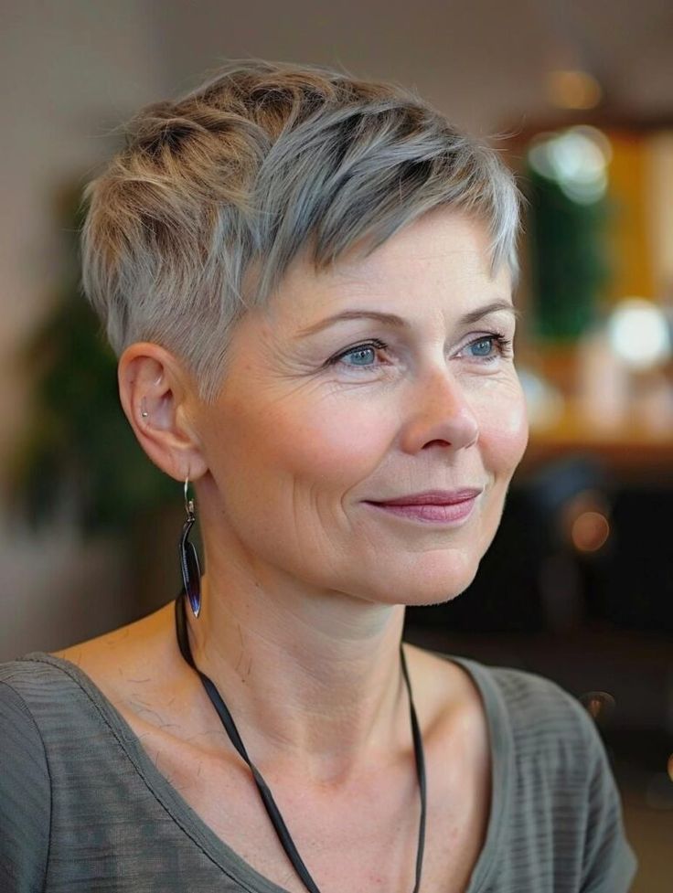 20 Frisuren für ältere Frauen mit grauem, feinem, geradem oder lockigem Haar