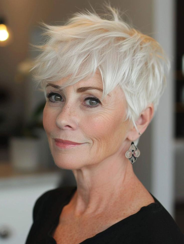 20 Frisuren für ältere Frauen mit grauem, feinem, geradem oder lockigem Haar