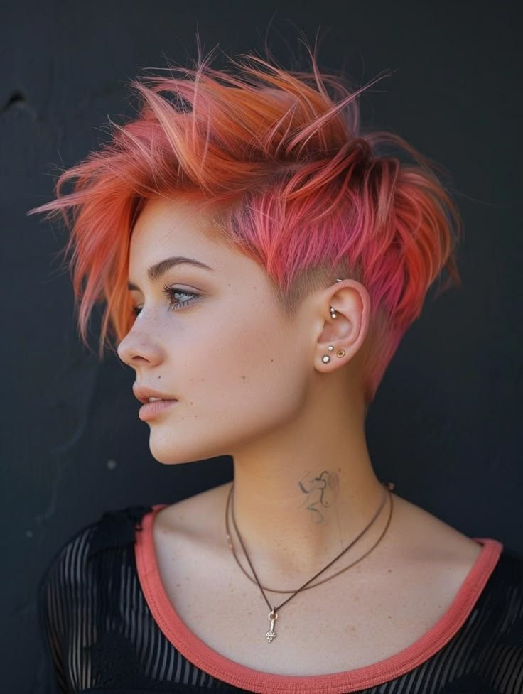 25 kurze Pixie-Haarschnitte 2025: Trends für Frauen mit feinem, dickem, glattem oder lockigem Haar
