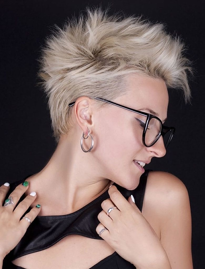 Kurz geschnitten, selbstbewusst aufgetreten! Diese Looks zeigen: Mut steht dir! Lass dich inspirieren und finde deinen neuen Lieblingsschnitt.