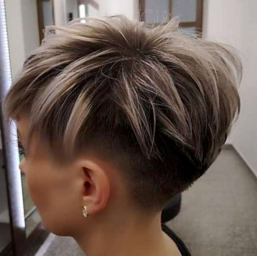 Die Haarfarben des Frühlings 2025: Glänzende Trends für Ihren Look