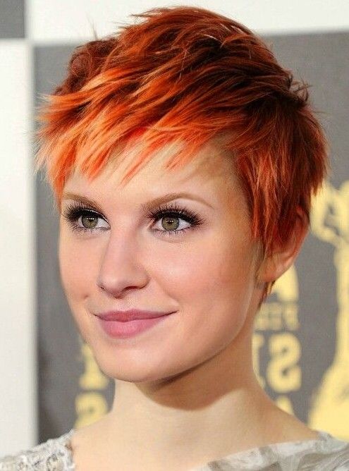 Die Haarfarben des Frühlings 2025: Glänzende Trends für Ihren Look