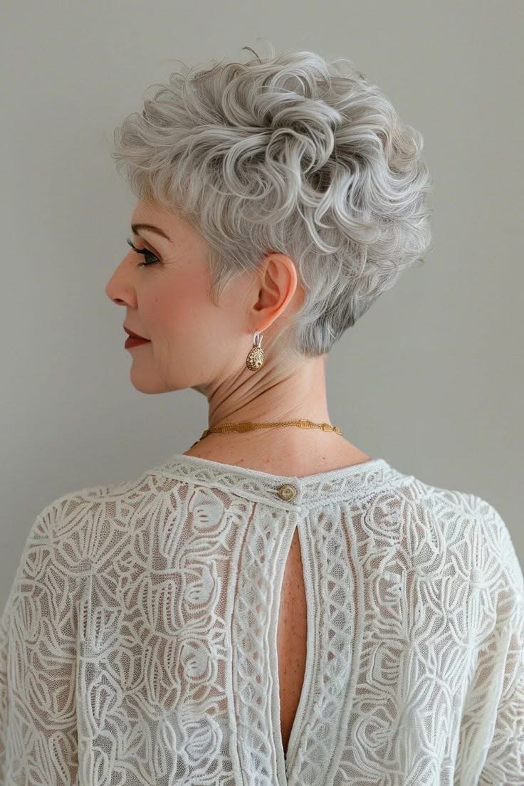 Zeitlose Kurzhaarfrisuren für graues Haar – Natürlich schön in jedem Lebensabschnitt