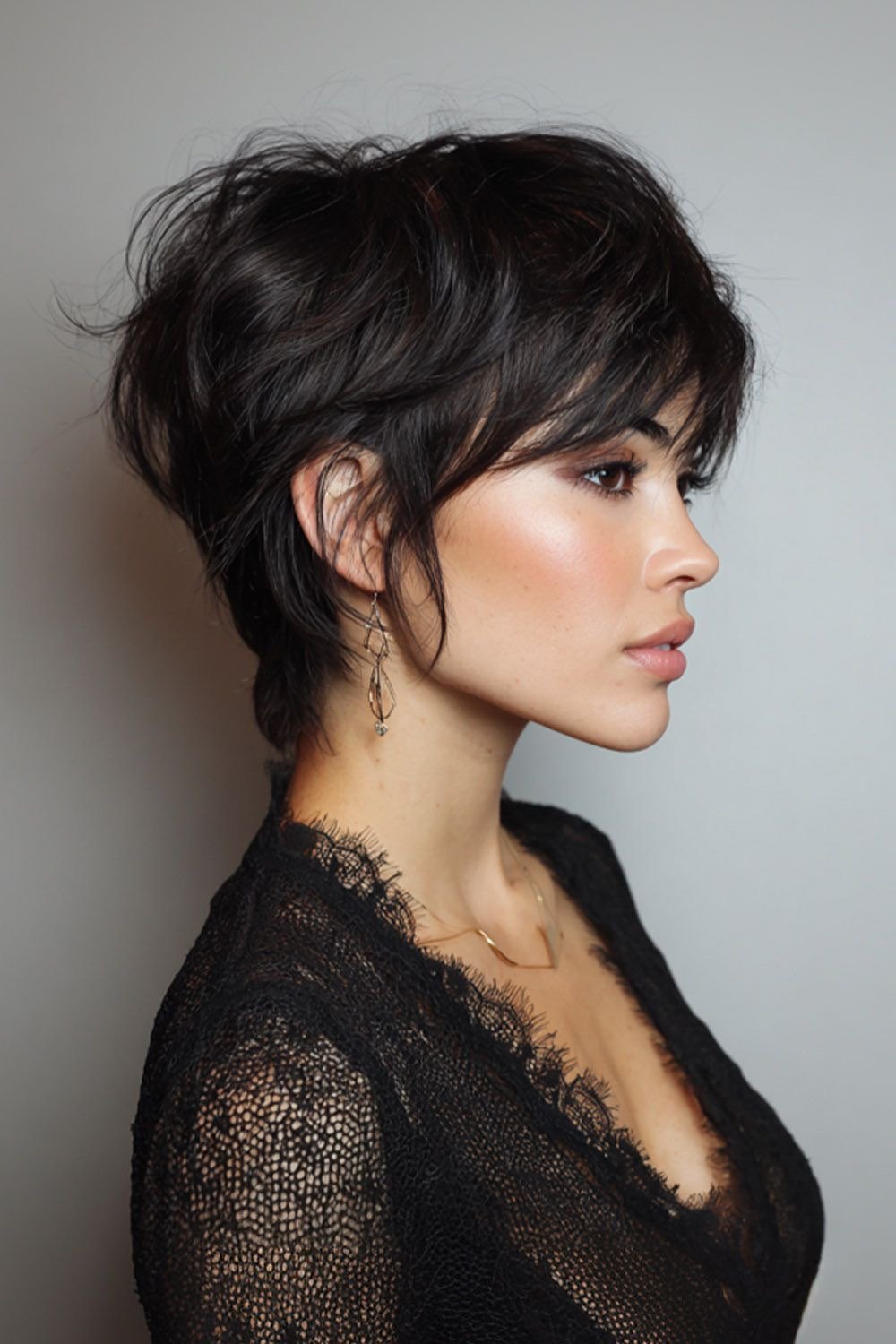 Von cool bis classy: Schwarze Kurzhaarschnitte für jeden Anlass