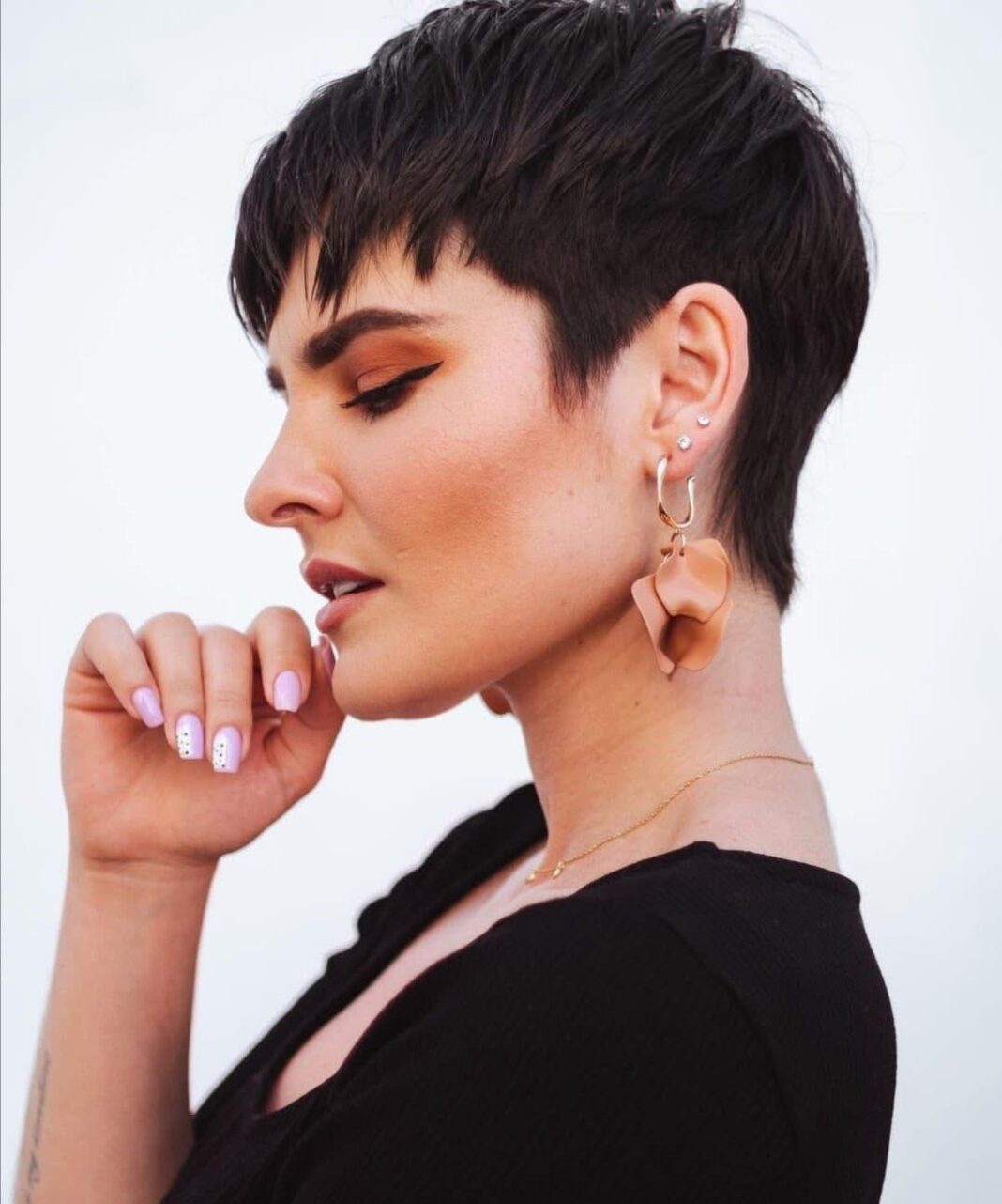 Von cool bis classy: Schwarze Kurzhaarschnitte für jeden Anlass