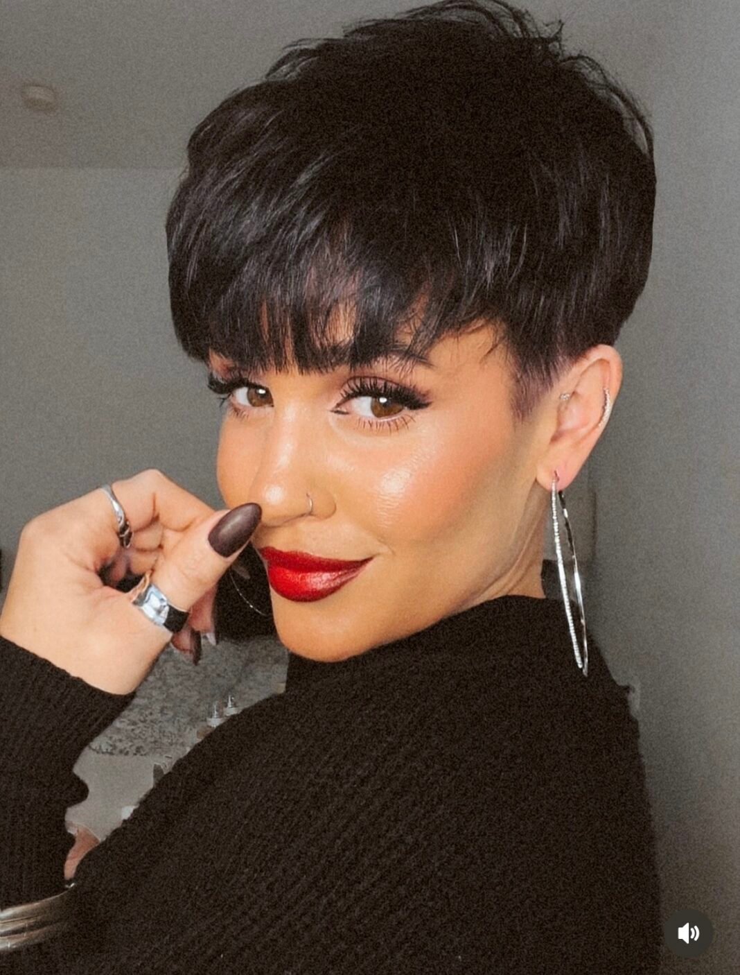 Von cool bis classy: Schwarze Kurzhaarschnitte für jeden Anlass