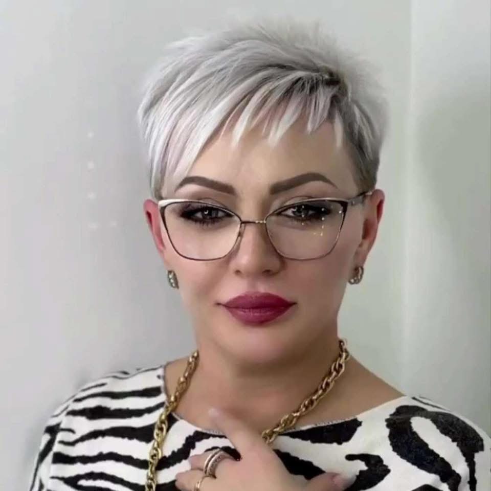 Kurz geschnitten, klar gesehen: Wie Brille und Kurzhaar perfekt harmonieren