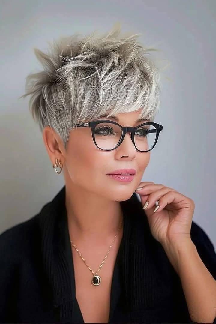 Kurz geschnitten, klar gesehen: Wie Brille und Kurzhaar perfekt harmonieren