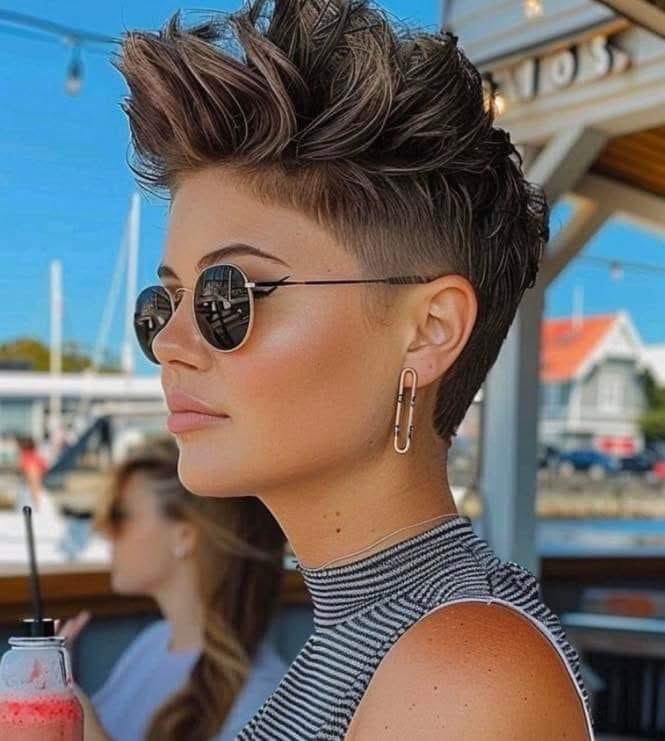 Kurz geschnitten, klar gesehen: Wie Brille und Kurzhaar perfekt harmonieren