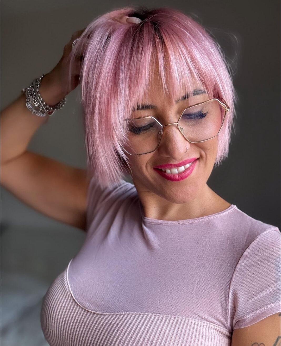 Kurz geschnitten, klar gesehen: Wie Brille und Kurzhaar perfekt harmonieren