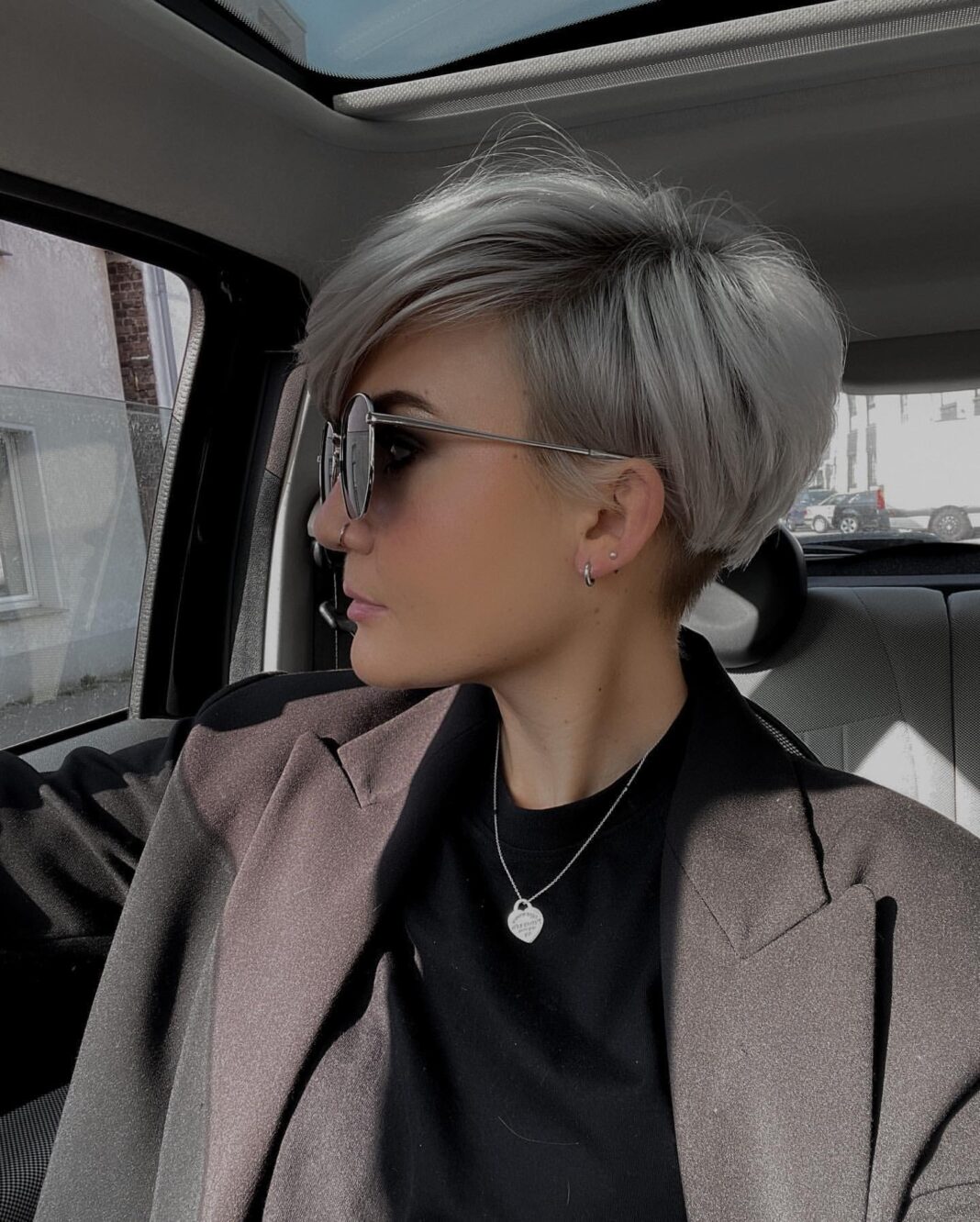 Kurz geschnitten, klar gesehen: Wie Brille und Kurzhaar perfekt harmonieren